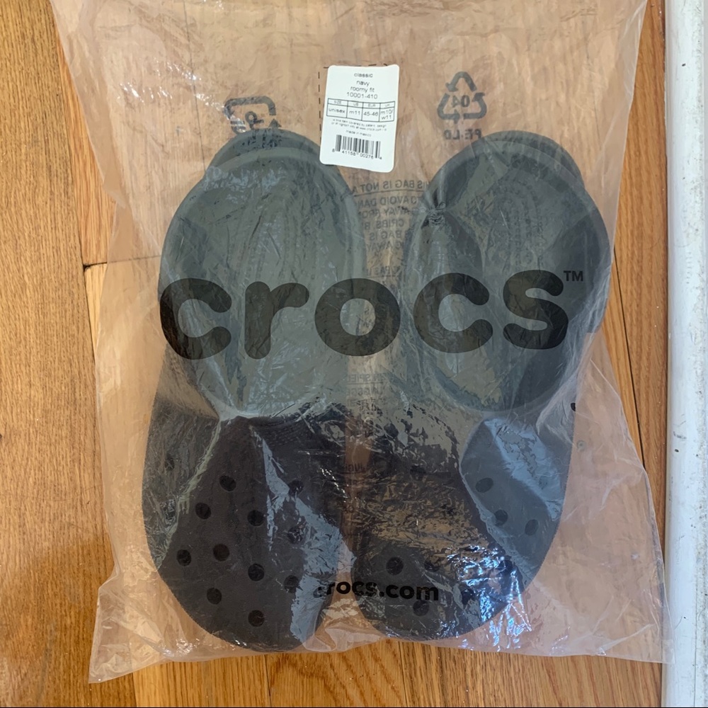 CROCS (M11 - Black) Never Worn